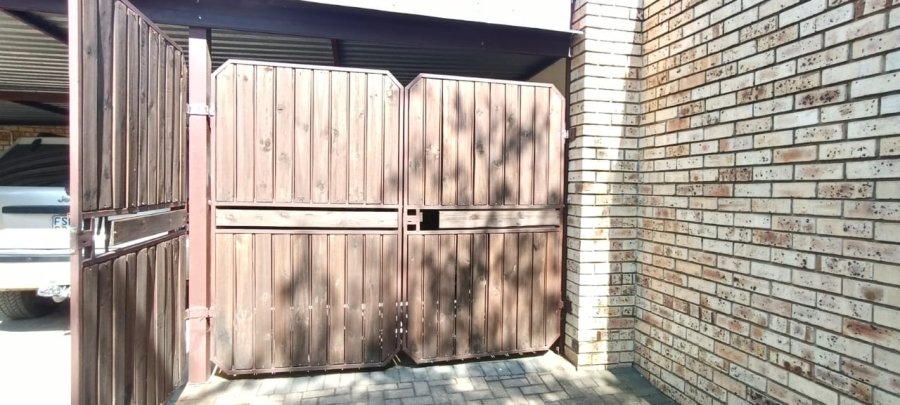 4 Bedroom Property for Sale in Langenhovenpark Free State